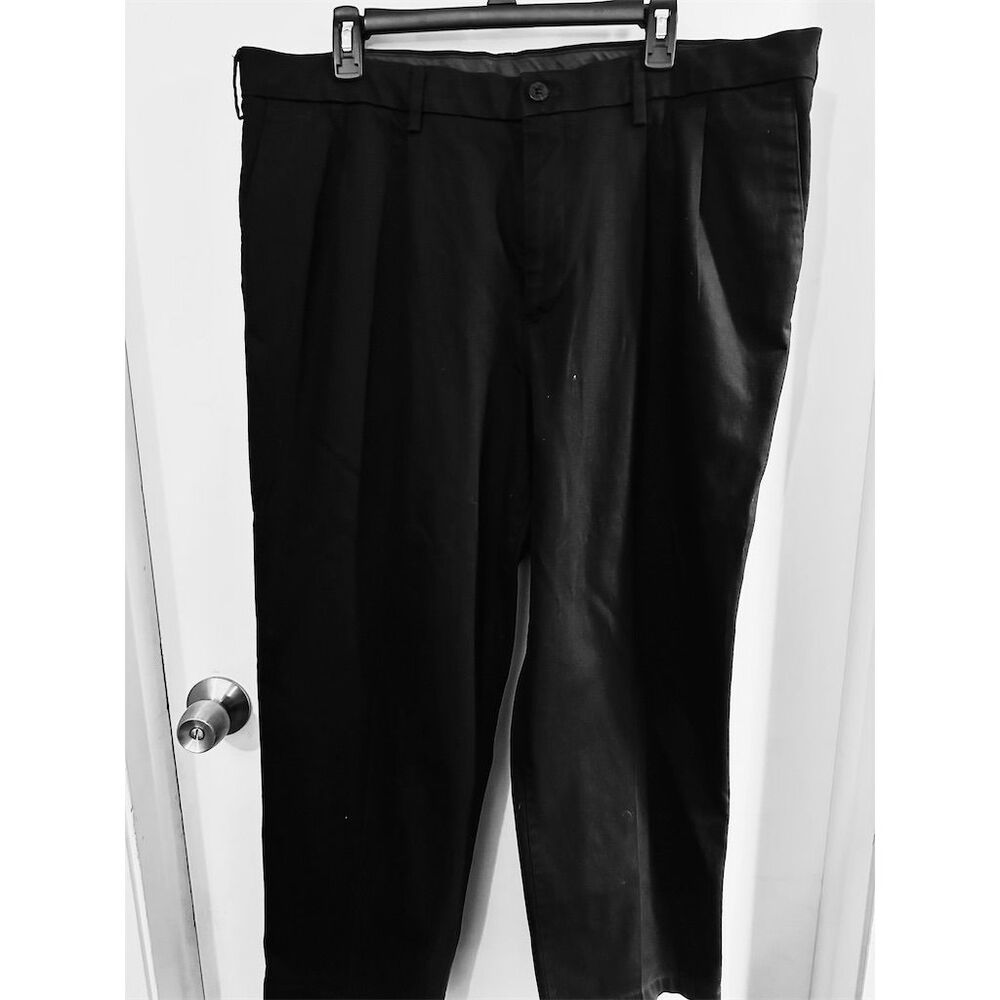 Dockers Men's Classic Fit Black Khaki Pants Size 40x29 Pleated Chino